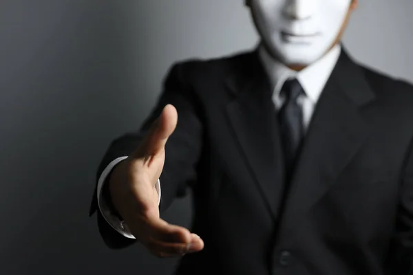 Siyah takım elbise ve beyaz maske giyen politikacı veya işadamı el sıkışma — Stok fotoğraf
