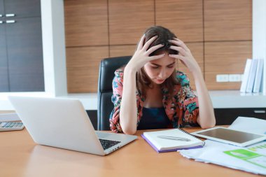 masada bilgisayar kullanan iş kadını sonra stres var