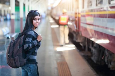 sırt çantası ile tren bekleyen genç gezgin kadın