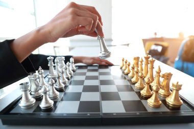 İş kadını elleri satranç tahtası oyun yönetimi stratejisi ve liderlik kavramı fikri oynuyor