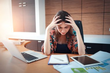 masada bilgisayar kullanan iş kadını sonra stres var