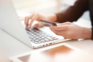 kredi kartı ile dizüstü bilgisayar ve tablet kullanarak alışveriş ve online ödeme