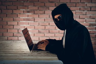 hacker kesmek ve bilgisayardan bilgi sistemi verileri çalmak deneyin