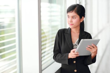 tablet kullanarak güzel iş kadını portre (iş ve teknoloji arka plan konsepti için bu görüntü)