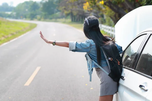 Jovem asiático viajante com mochila e mapa carona na estrada enquanto viaja durante as férias — Fotografia de Stock