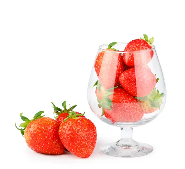 Erdbeeren im Glas und auf dem weißen Boden isoliert — Stockfoto