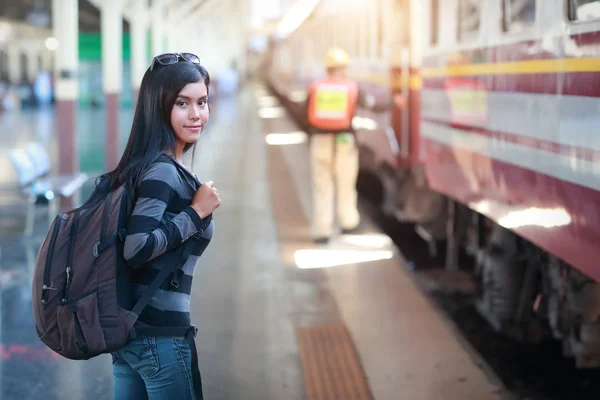 Junge Reisende mit Rucksack wartet auf Zug — Stockfoto