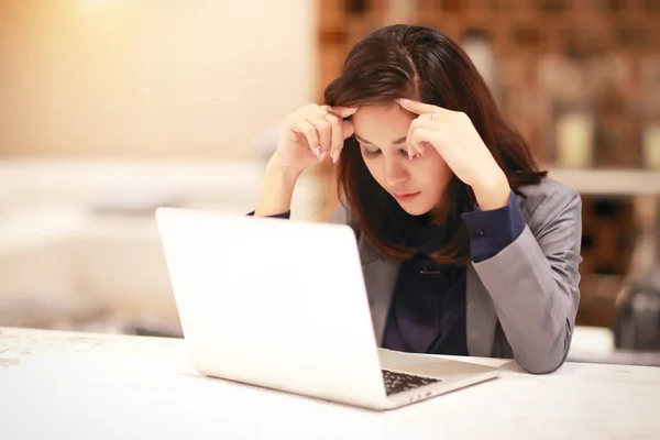 Belle femme d'affaires avec des lunettes a obtenu le stress et les maux de tête (travail de concept à la maison ) — Photo