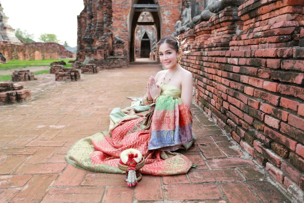 Retrato de hermosa mujer asiática respeto en antiguo templo con volante (esta imagen para el concepto de viaje ) — Foto de Stock