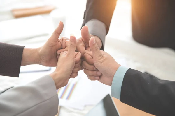 arka plan (takım çalışması ve ortaklık kavramı) kullanarak toplantı sırasında tamamlanan proje den sonra başparmak vazgeçen iş adamları)