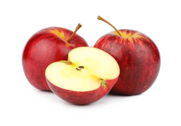 แอปเปิ้ลสีแดงสด 2 ชิ้นพร้อม 1 ชิ้นแยกกันบนพื้นหลังสีขาว — ภาพถ่ายสต็อก