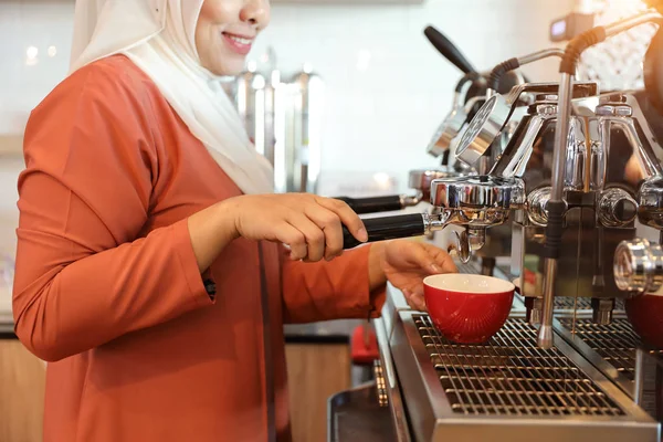 Junge muslimische Barista Mädchen Hände Kaffee kochen — Stockfoto