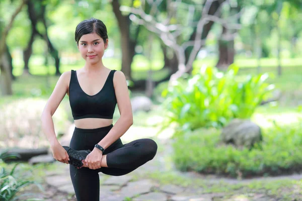 Ung frisk och sportig kvinna gör yoga stretching utomhus — Stockfoto