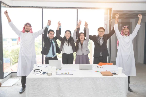 Arabský saúdský podnikatel a obchodníci oslavující úspěšný obchod s využitím jako obchodní zázemí (koncepce týmové práce a partnerství — Stock fotografie