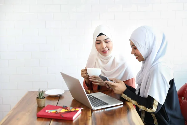 New generation businesswoman muslim people meeting in coffee shop with computer and coffee cup on wood desk — Stock Photo, Image