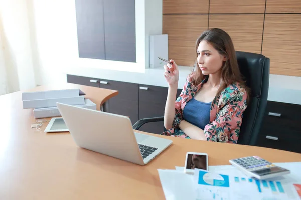 Piękne bizneswoman post myślenia z komputerem labtop — Zdjęcie stockowe