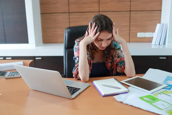 Бізнес-леді, використовуючи комп'ютер на столі, потім отримав стрес — стокове фото