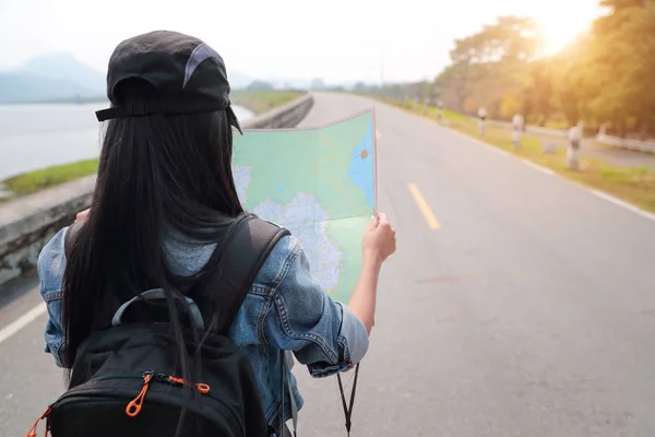 Tatil tatili sırasında seyahat ederken konum haritasında yön arayan genç Asyalı gezgin — Stok fotoğraf