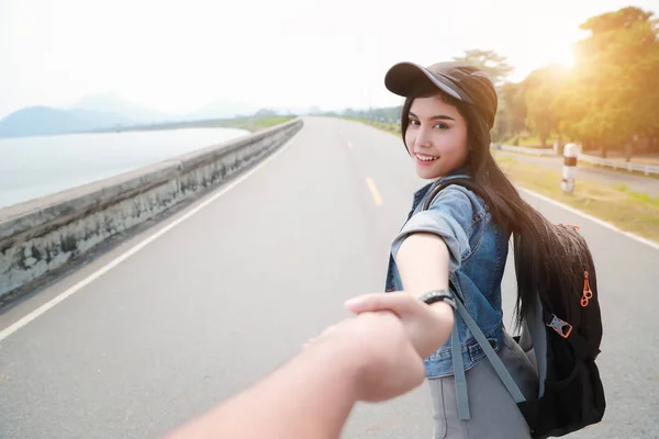 一对年轻的亚洲旅行者手牵手背包，而旅行度假 — 图库照片