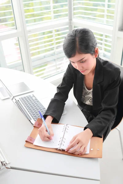 Pisanie businesswoman na notebooku z laptopem — Zdjęcie stockowe