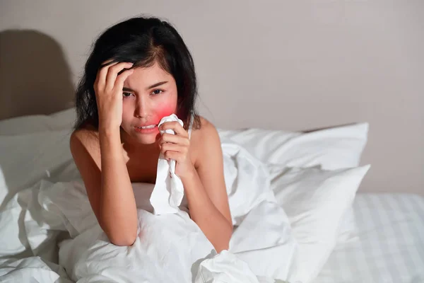 ベッドの上の若いアジアの女性の歯痛 — ストック写真
