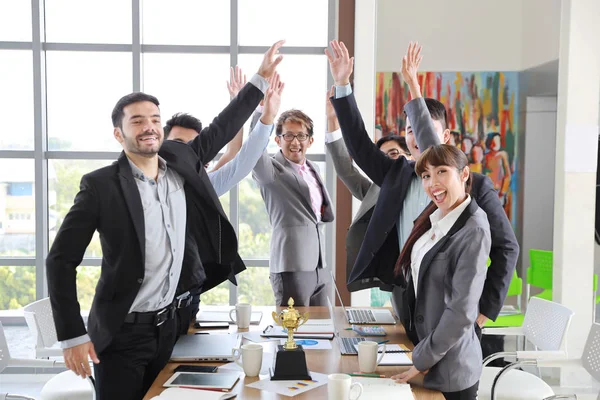 Kaukasiska och asiatiska affärsman visar framgång Business Profit Graph i mötet då de lägger sina händer upp innebörden av sitt jobb är framgång med leende och glada ansikten. — Stockfoto