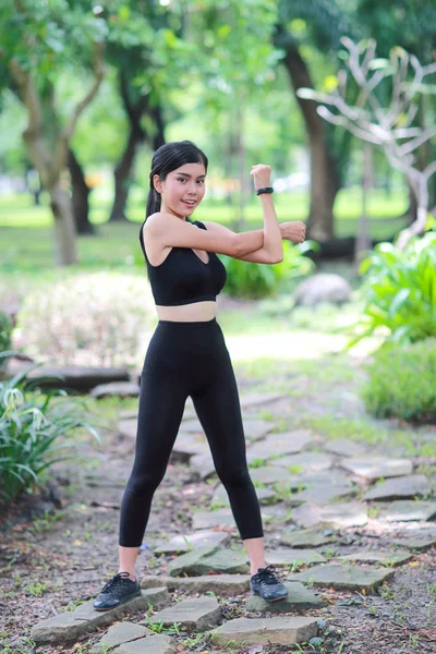 Jovem mulher saudável e desportiva fazer ioga alongamento ao ar livre — Fotografia de Stock