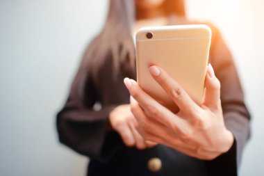 akıllı telefon kullanarak iş kadını elleri 