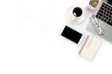 dizüstü bilgisayar, kahve fincanı dizüstü bilgisayar ve kopyalama alanı ile basit çalışma alanı teknolojisi beyaz masa 