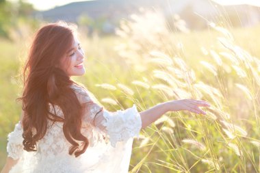 doğada çim alan arasında mutlu bir zaman ve zevk güzel kadın portresi