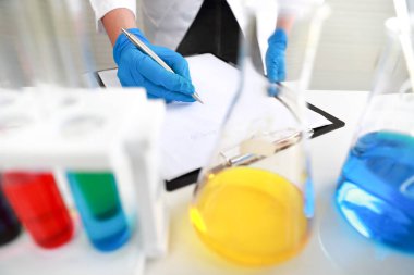 bilim adamı kadın kontrol ve bilim araştırma arka plan olarak kullanarak sonuçları kayıt.