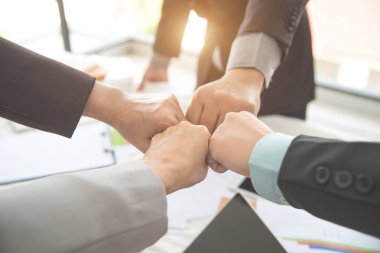 arka plan olarak (takım çalışması ve ortaklık kavramı) kullanarak toplantı sırasında tamamlanan proje den sonra ilk yumru veren iş adamları)