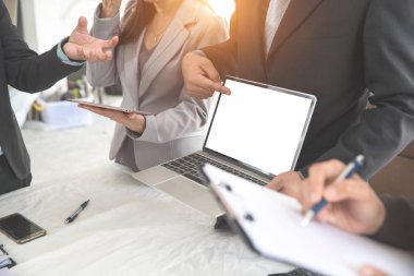 iş adamları toplantı ve grafik ve grafik ile tartışmak ve bilgisayar boş ekran (başarılı ve başarı kavramı ile arka plan olarak kullanarak başarılı sonuç gösteren)