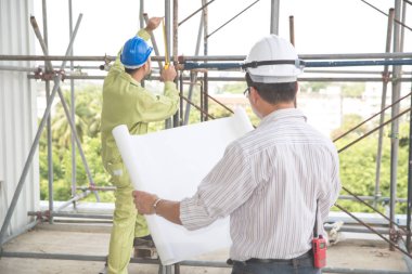 şantiyede arka görüşten çalışan mühendislik adamı