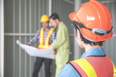 mühendis kadının arka görünüm portresi