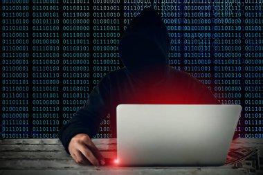 siyah kapüşonlu hack giyen hacker ve bilgisayardan büyük veri ve finans bilgileri çalmak ve Usb flash sürücü bunları kopyalama 