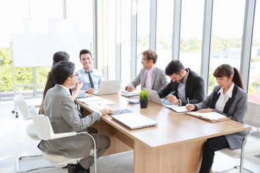 beyaz tahtadan başarı gösteren beyaz işadamı gülüşü ve mutlu yüzü ile buluşmada