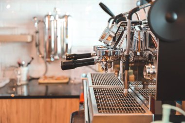 kahve dükkanında barista için kahve makinesi makinesi