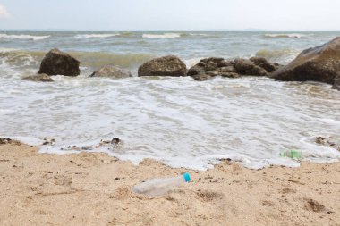 Kumlu plastik kirliliği, çöp ve atık dolu kirli plaj resimleri