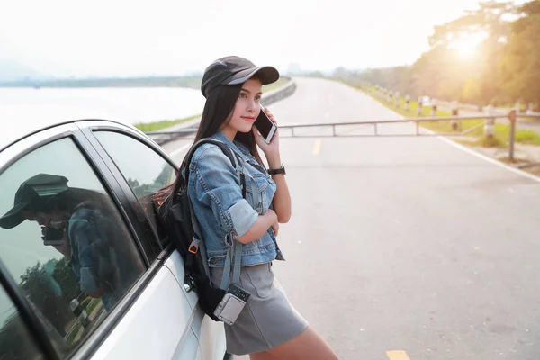 Jovem asiático viajante com carro usando telefone inteligente enquanto viaja durante férias vacatio — Fotografia de Stock