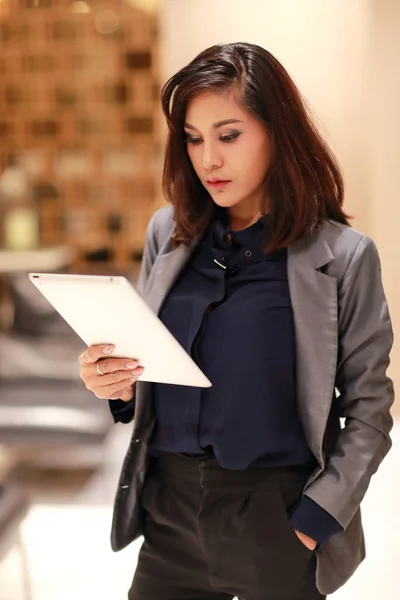 Belo retrato de mulher de negócios usando tablet (esta imagem para o negócio e conceito de fundo de tecnologia ) — Fotografia de Stock