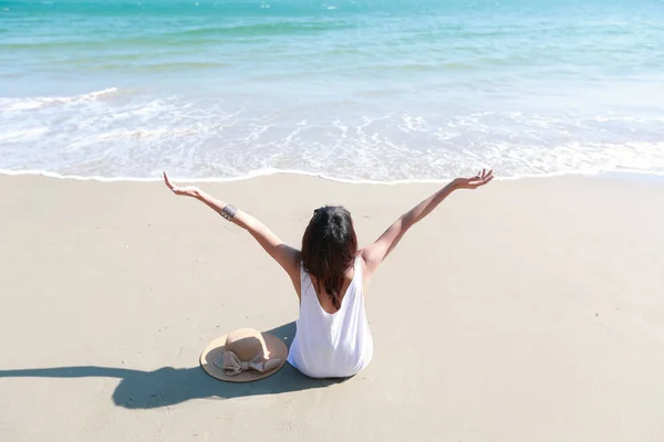 Портрет красивой и счастливой женщины наслаждаться отдыхом на пляже — стоковое фото