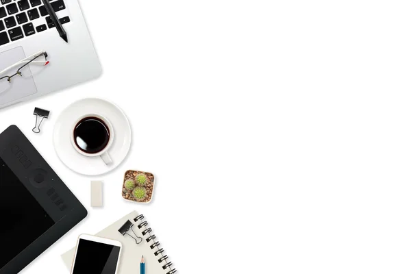 Graficzny projektant biurko widok z góry z komputera przenośnego, wyświetlacz pióra, tablet Stylus, materiały biurowe i filiżankę kawy na białym tle — Zdjęcie stockowe