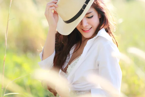 Belle fille avec chapeau dans le champ d'herbe — Photo