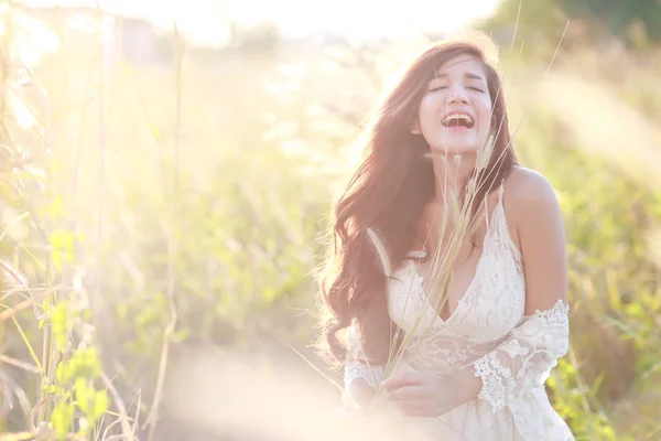 Portrait de belle femme ayant un moment heureux et appréciant parmi les champs d'herbe dans la nature — Photo