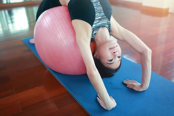 Mladá zdravá a sportovní žena má v sobě jóga s růžovým míčkem — Stock fotografie