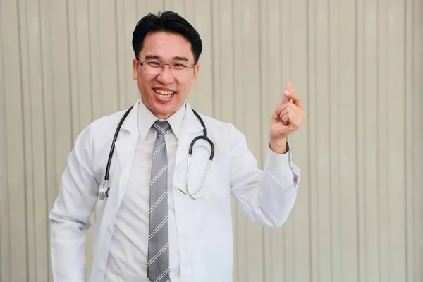 Portrét asijského lékaře s šťastnou tváří — Stock fotografie
