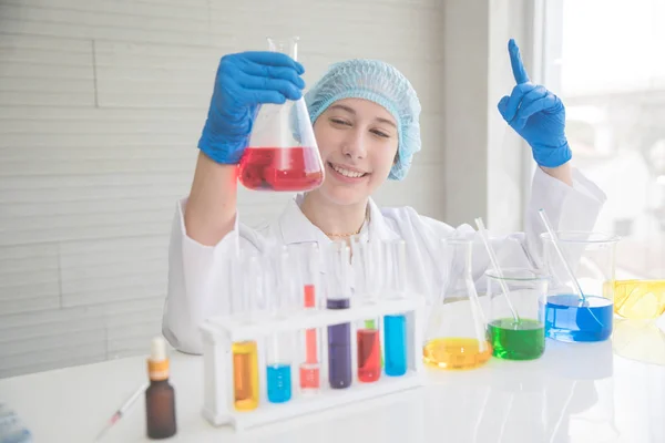 Kobieta naukowiec z wyposażeniem i laboratorium szkła gospodarstwa chemicznego cieczy i sprawdzenie wyników za pomocą badań naukowych w tle — Zdjęcie stockowe
