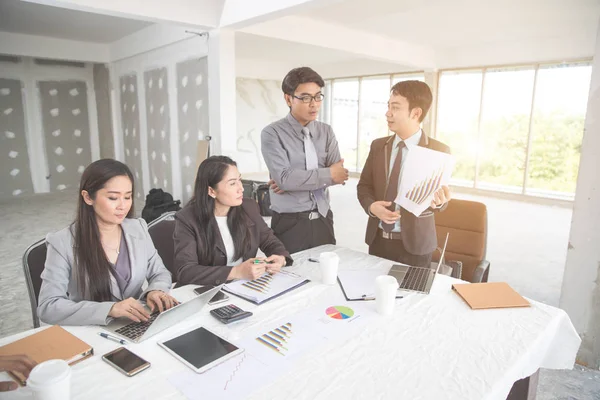 Empresários que se reúnem e discutem com gráfico e gráfico e mostrando resultado bem sucedido usando como pano de fundo (conceito de sucesso e realização ) — Fotografia de Stock