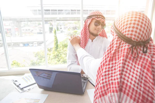 Arab Saudi affärsman kramar för framgångsrik affär med som affärsbakgrund (begreppet teamwork och partnerskap) — Stockfoto